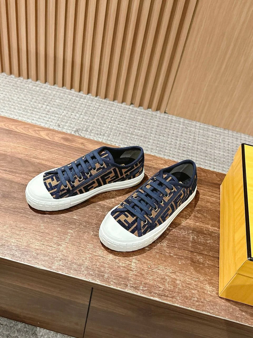 Жіночі кросівки - Fendi